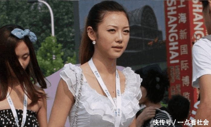 男子火车站送人，街拍到一个美女，气质和脸蛋都不输旁人！