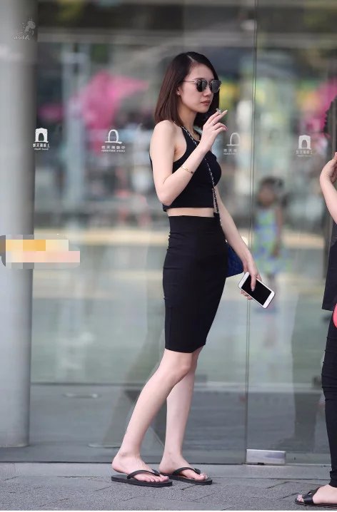 气质小姐姐黑色包臀裙尽显迷人身材，一袭墨镜尽显女王范儿
