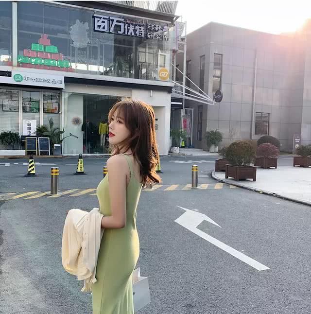 穿着|奔三的女人真胆大,三伏天穿着吊带裙就出门了,比20岁小姑娘还美