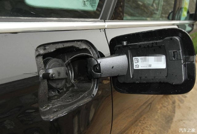  发现：川藏线上开车，发现很多车的油箱都开着是为啥？当地人：