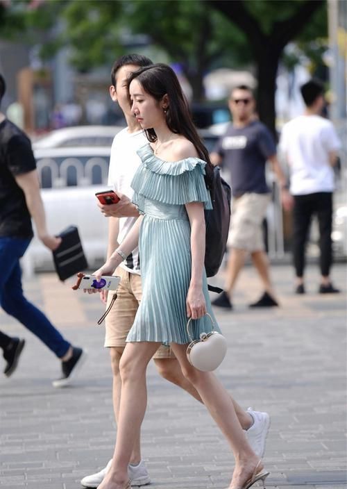  【选择】路人街拍，小姐姐选择白色运动风格的背心，显得很贵气