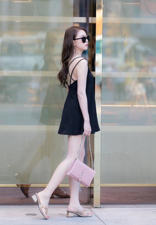 街拍: 图4的女生,虽然不是身材最高挑的,但绝对是最美的!