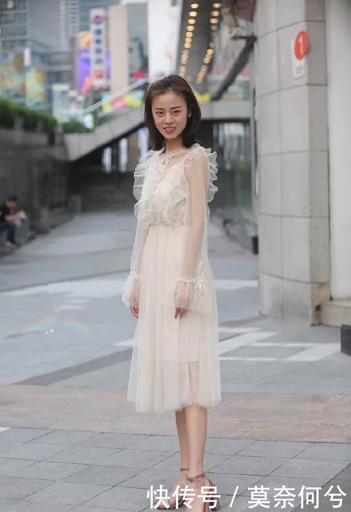  「优雅」美女街拍：时尚的女生爱穿高跟鞋，能够展现出她们的时尚气息