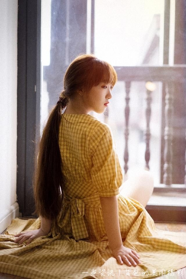 路人街拍，小姐姐打着伞漫步在雨中，满满的女人味