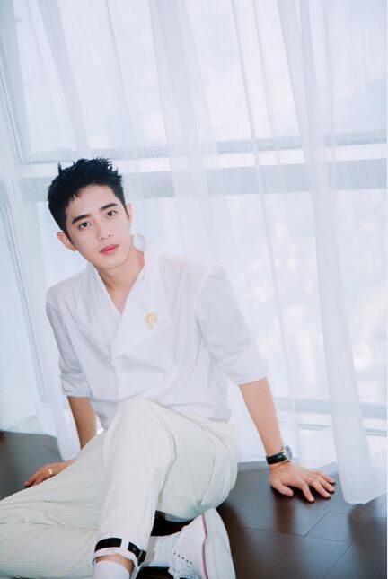 王鹤棣梁靖康吴希泽亮相ELLE时尚大典 造型养眼尽展时尚品味