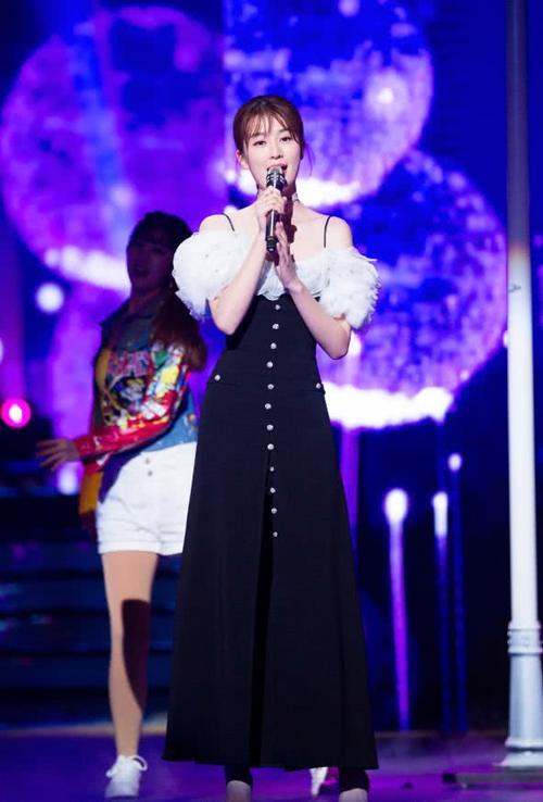 乔欣穿短裤秀“芭比腿”，却被腰上的黑色“麻球”抢镜，尴尬了！