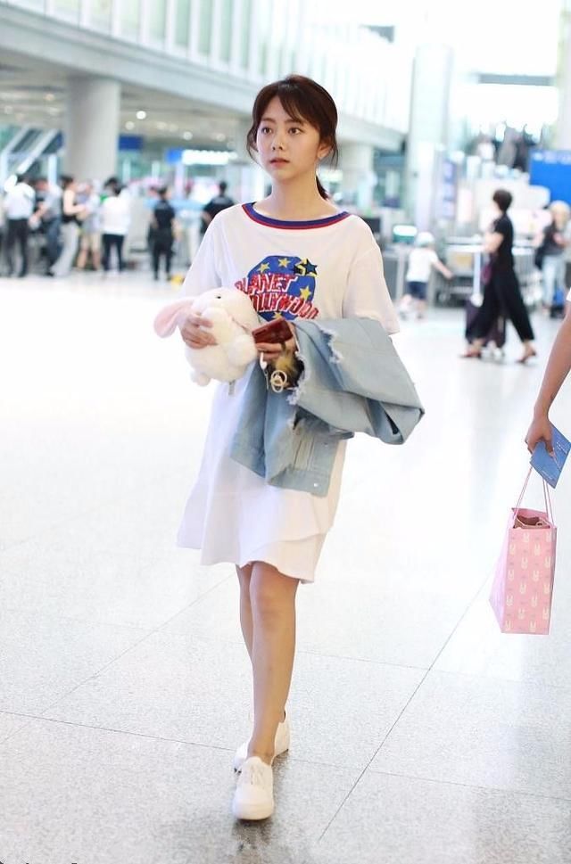 短裤搭长T恤，要露一截才叫会穿！谭松韵的腿起码长了几公分！