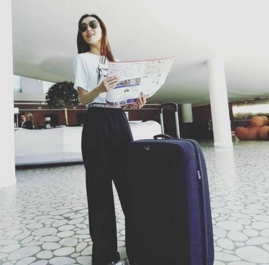 范玮琪休闲装扮现身机场 甜笑撩发元气满满