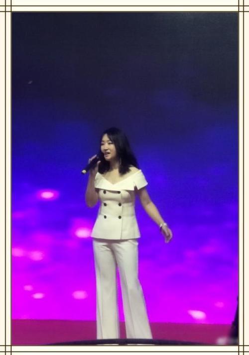 94斤乔欣和102斤杨钰莹同穿露肩西装，骨感和肉感的差距一目了然