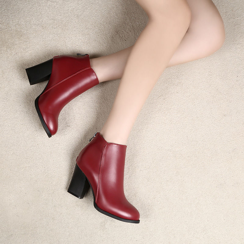 现在的女人真敢穿，出门穿这样的高跟鞋，美丽尽显好身材