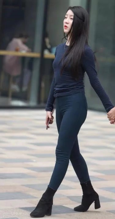 气质小姐姐一身黑色的紧身装扮完美凸显凹凸的身材，网友：这身材