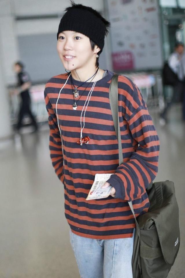 窦靖童背着瓷缸频频出镜，网友:欣赏不了你的穷酸范儿!