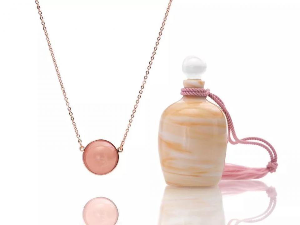 当法国香水倒入琉璃首饰中，不可思议的事发生了……