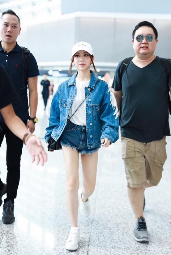 邓紫棋瘦了多少?这么窄的短裤也穿得下,网友:100斤不到我信了