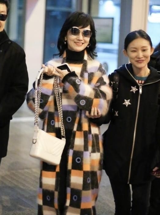 时髦■照着这8套大衣穿,时髦又减龄!,赵雅芝真是时尚搭配教科书