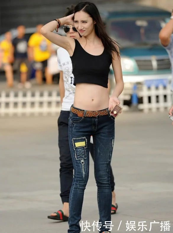 气质小姐姐紧身穿搭尽显青春妩媚，路人搭讪一脸羞涩的笑容