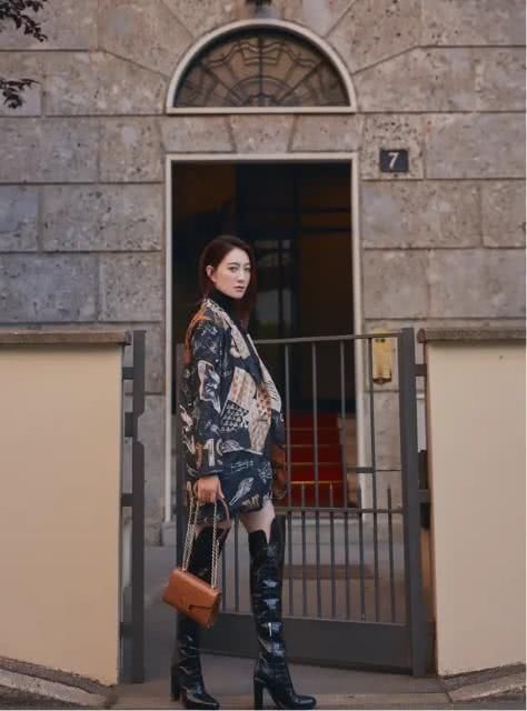 『 发力』43岁又美又精致，李小冉终于“发力”！拼色外套配过膝长靴凹造型