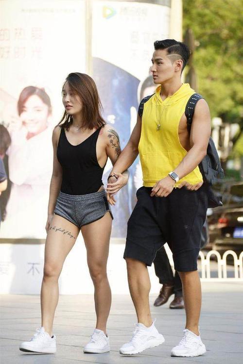 街拍：穿着随性又慵懒的小姐姐，在人群中光鲜时尚！