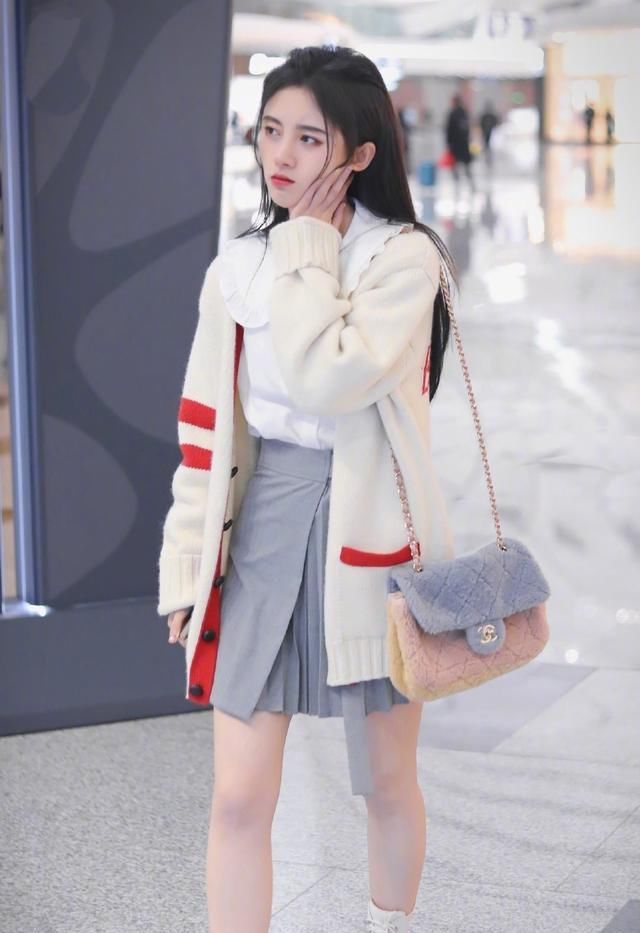  『夏季』夏季减龄小清新穿搭 学院风百褶裙街拍搭配示范