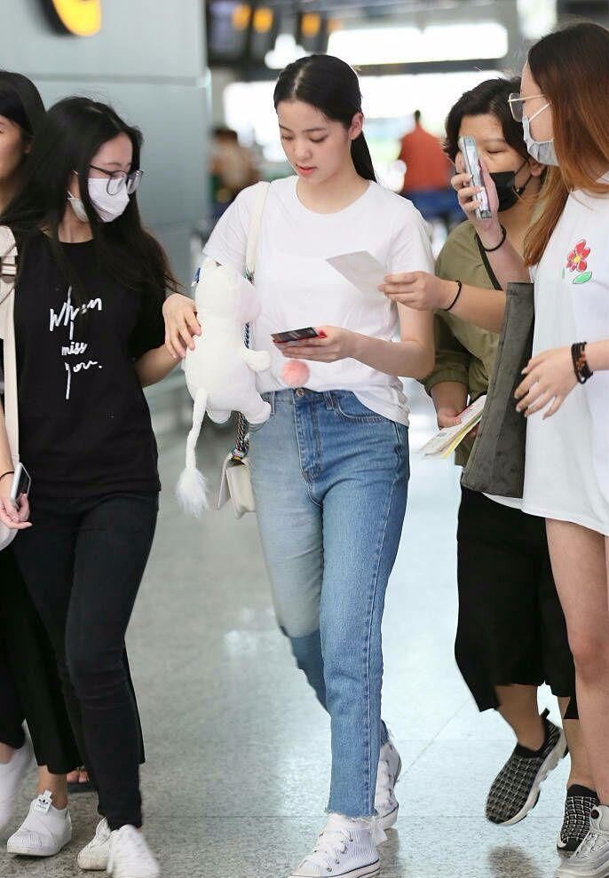 欧阳娜娜够了，腰带勒的这么紧就为了显腰细!网友:怎么解下来?