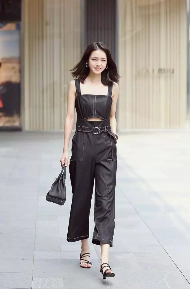 路人街拍，小姐姐身材很好，青春又有活力