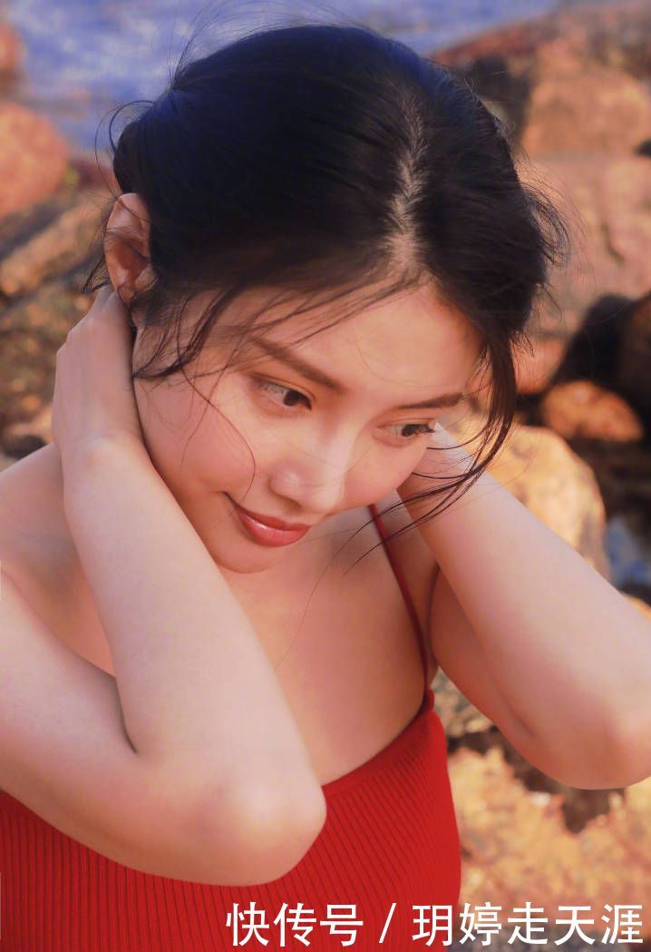 阳光沙滩,海边的徐冬冬憨态可掬,含苞待放