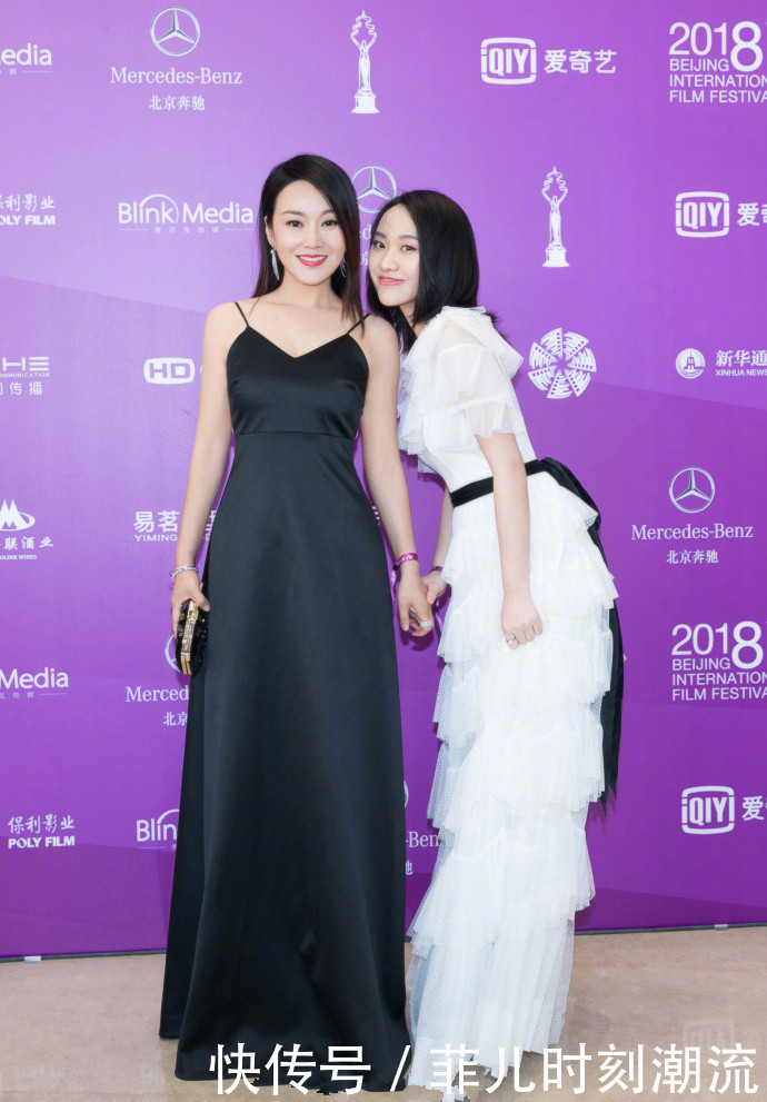 闫妮穿黑色连衣裙优雅动人，肩带勒的好紧，网友：看着都呼吸困难