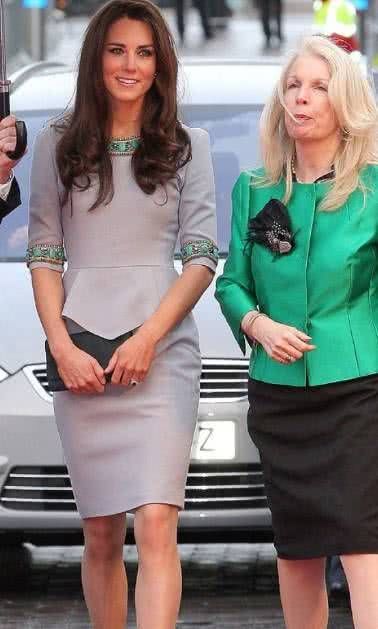 凯特王妃的4条裙子：前3条优雅大方，最后一条却输给中国女星