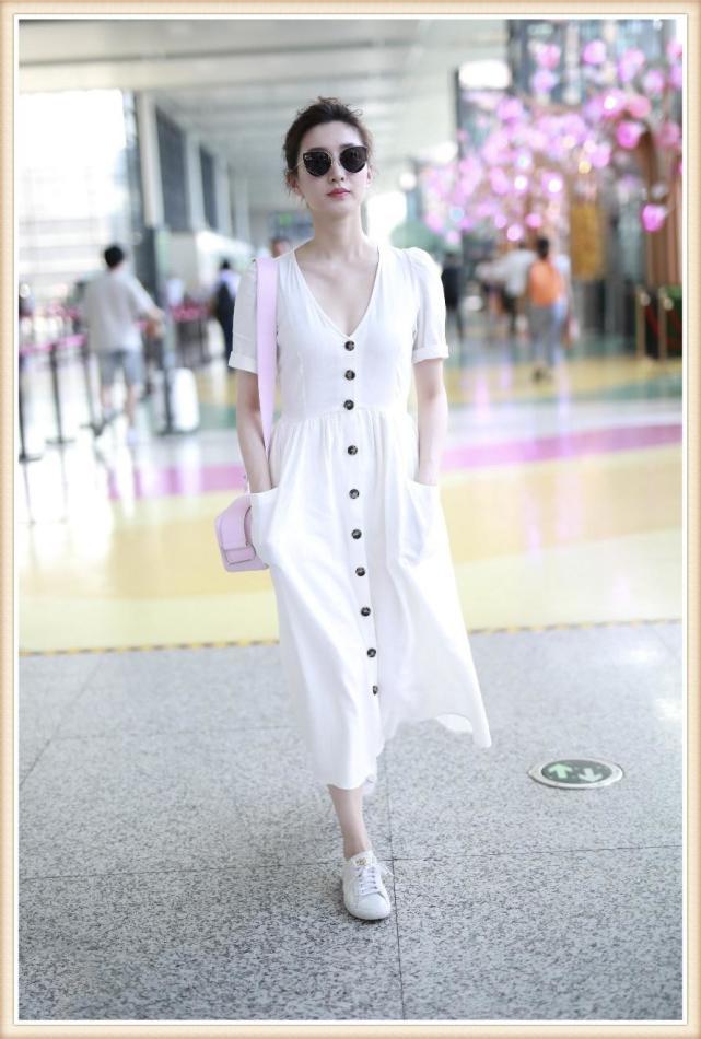 刘雯堪称最保守超模！小白裙里套裤子走机场，江疏影都比她放得开