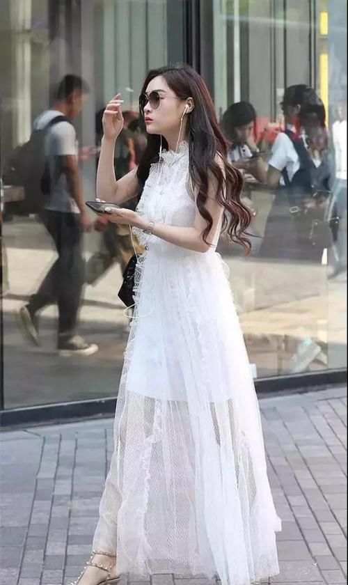 #身上穿着一#街拍:小姐姐个性的连衣裙,气质的深v领结合绑带的设计,美极了