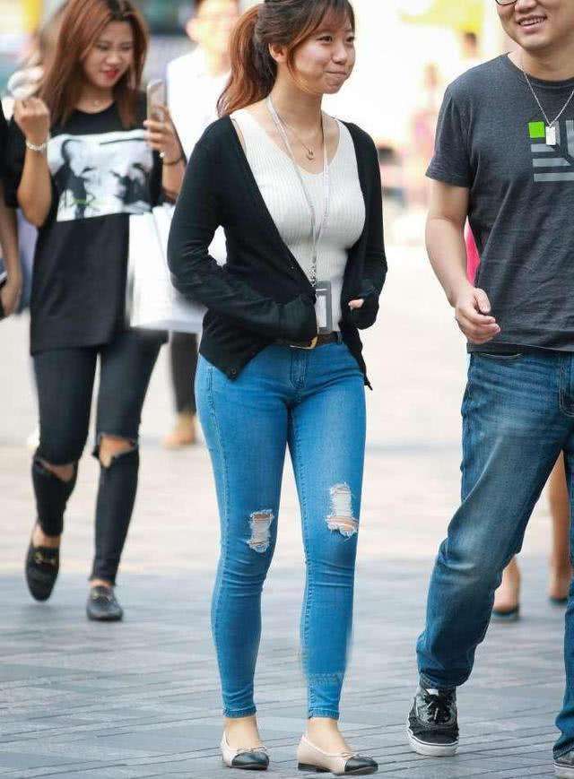 街拍：白色的简洁遇上黑色的神秘, 小姐姐却没穿出味?