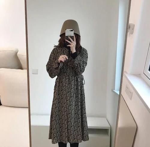  [碎花]碎花连衣裙怎么穿才时髦？学学这些潮流搭配，轻松摆脱土俗感