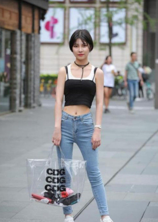  『飘飘』街拍：长发飘飘的小姐姐，一件白色背心配短裙，尽显窈窕好身材