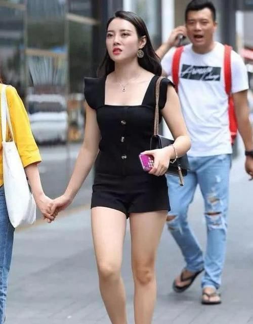  『气质』街拍：天生丽质的美女，一件浅灰色上衣配格子短裙，青春靓丽气质