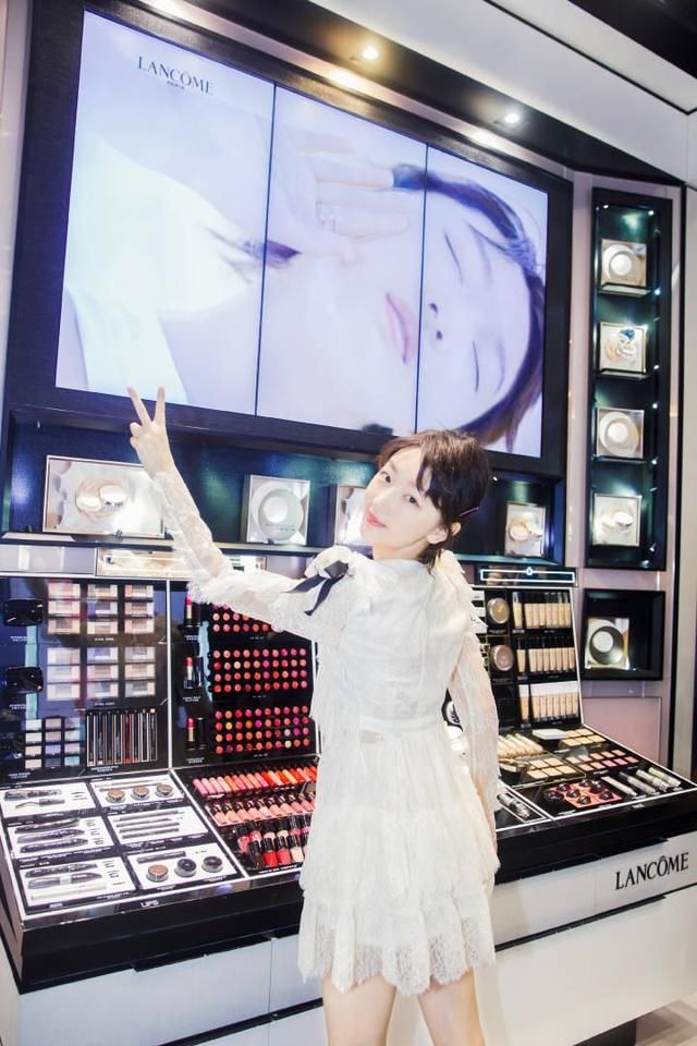 周冬雨最近是咋了，换造型师了吗？满屏都是大长腿