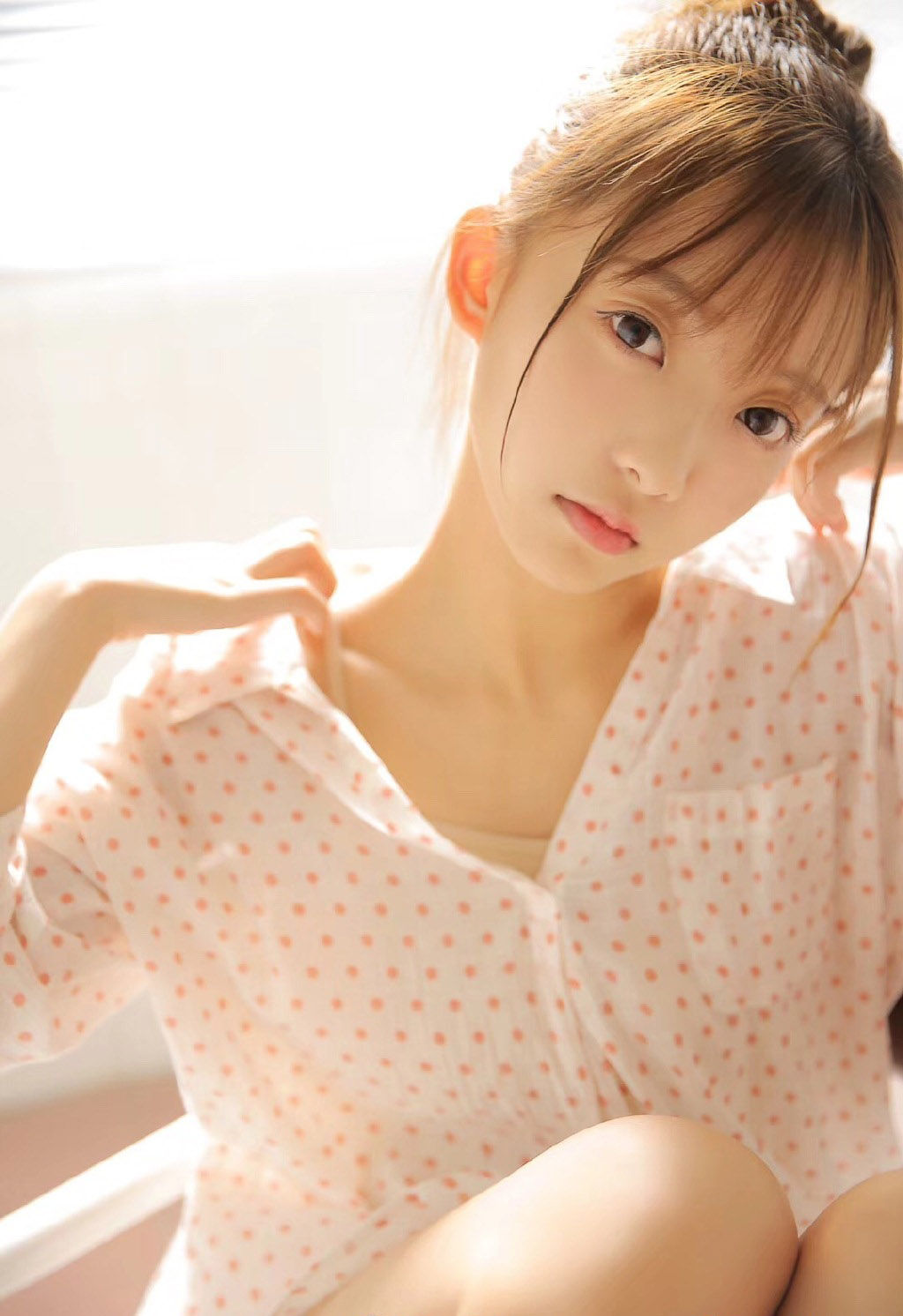 俏皮美女显示可爱之气，将清纯、性感、俏皮完美的融合在一起