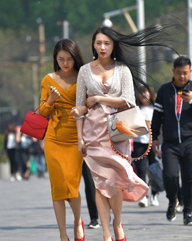 街拍:深V两姐妹，各有千秋不分上下!