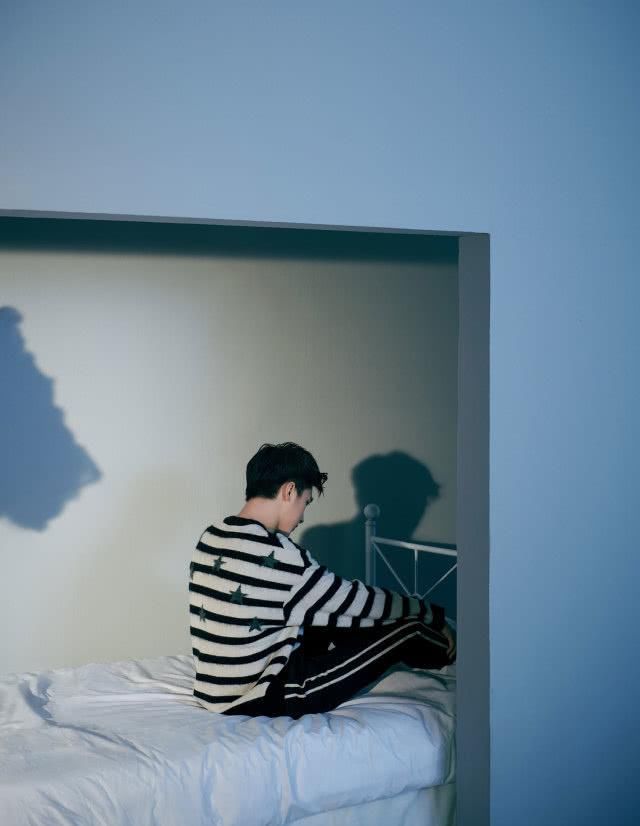 「气质」许魏洲气质真是多变,穿条纹针织衫戴黑框眼镜,简单又有书生气息