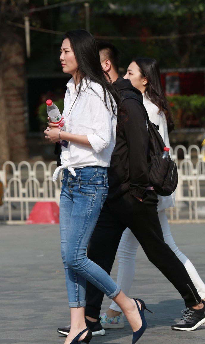 街拍:白衬衫蓝色牛仔裤美女，时尚又洋气