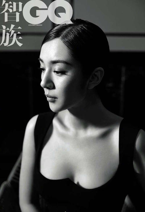 王晓晨衣服只穿两层的,一身黑裙如此有料,这腿简直了!