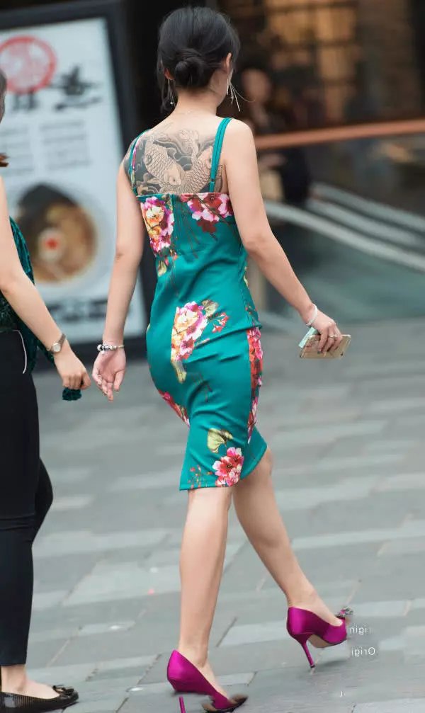 路人街拍：中国风的吊带裙子,尽显小姐姐婀娜多姿的身材