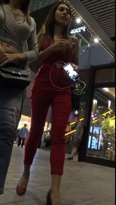 街拍：身体丰满穿连体红裤的美女