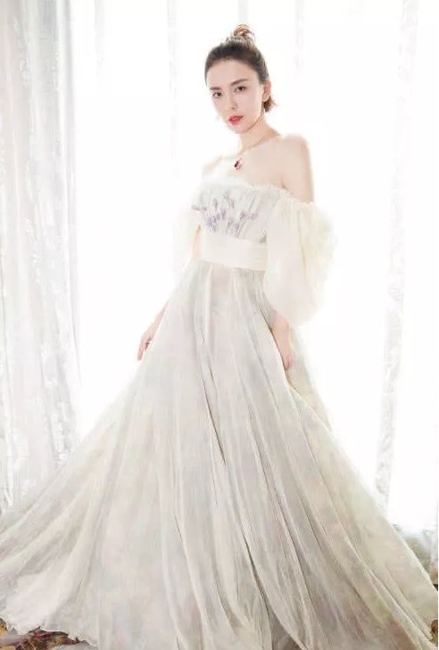 吕佳容真是天生的尤物啊,穿这条礼裙更加明显,柳岩都甘拜下风!