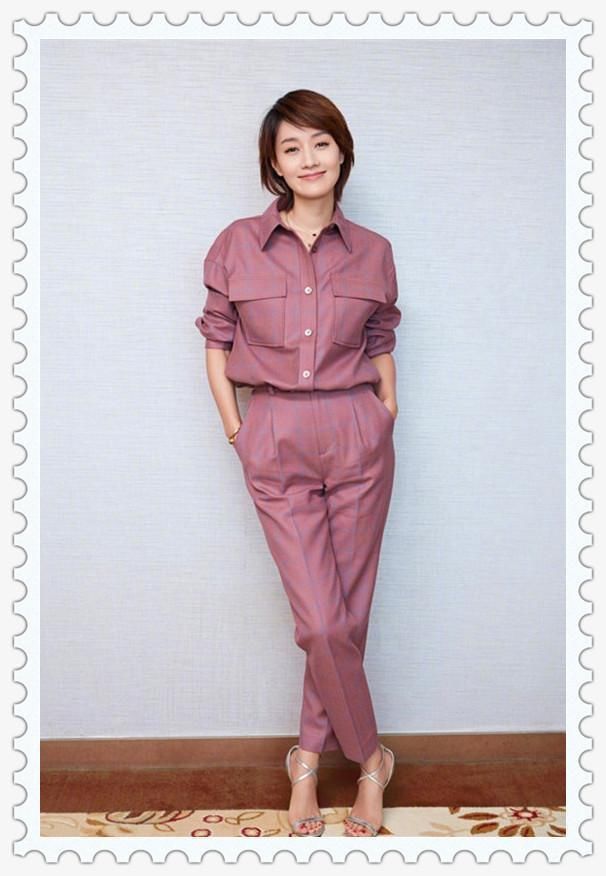 当马伊琍和戚薇同穿格子套装，我才知道为啥都说女人越老越有味！