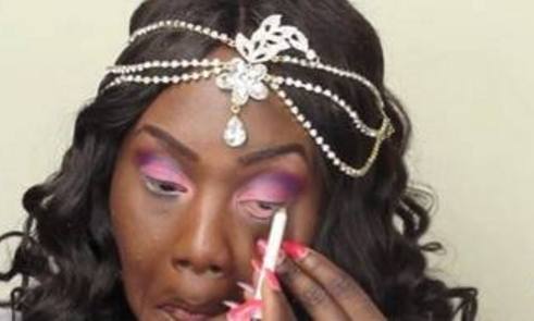 黑人妹子要去相亲，化妆竟然用半斤粉底，不料遭到对方一见钟情！