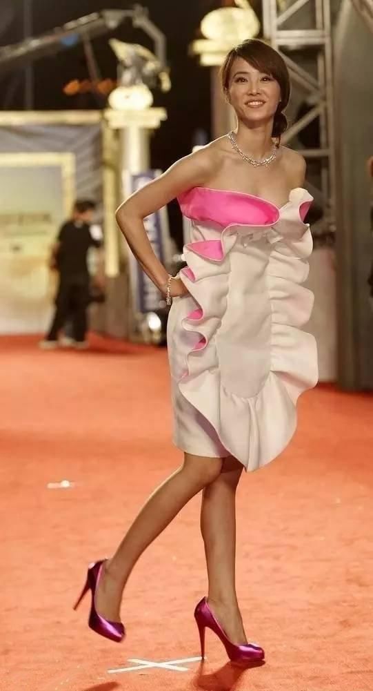 蔡依林着装大胆,吓傻路人 网友说:直接把情趣内衣穿出来了?