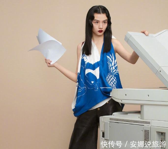 #美女#美女春夏气质太惊艳,复古波浪卷发配白色V领连衣裙,优雅有韵味