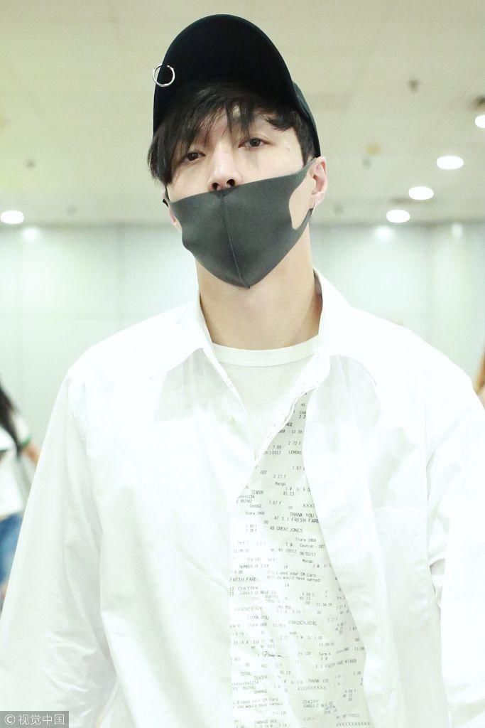 压力大？张艺兴脸上爆痘面忙用手遮挡 素颜抵京眼神疲惫面容憔悴