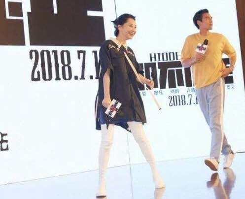 许晴你也太夸张了!裤子也能当鞋穿?