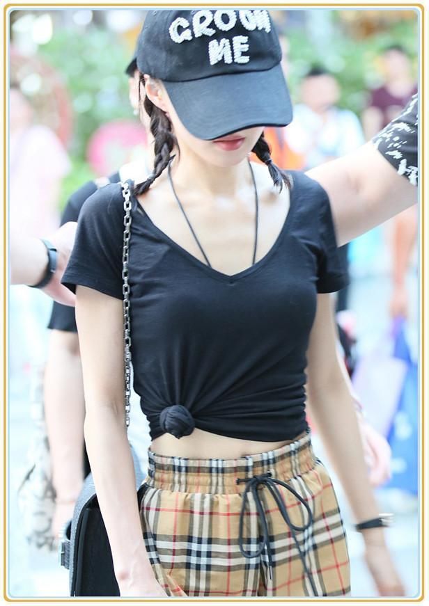 没张韶涵的小蛮腰真别穿紧身T恤，像马思纯一样勒出赘肉就尴尬了